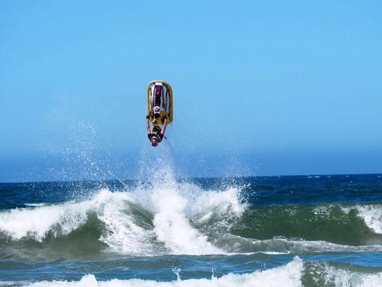 Jetski treffen auf riesige Wellen... wie Motocross 
