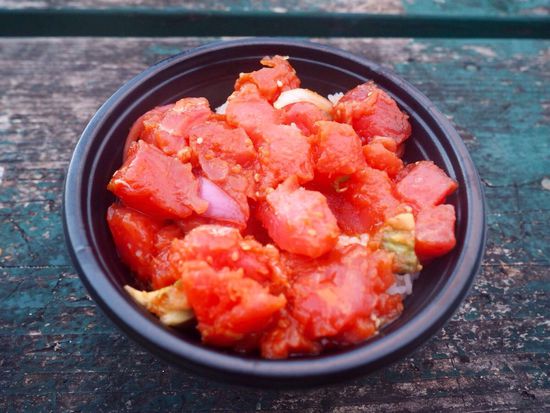 "Poke Bowl": Thunfisch mariniert in Sesamöl, Sesam, Seetang, Ziebel, Avocado auf Klebreis... das beste "Sushi"