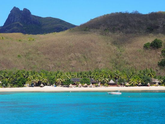 Waya Island hat richtig hohe Berge und einen Traumstrand!