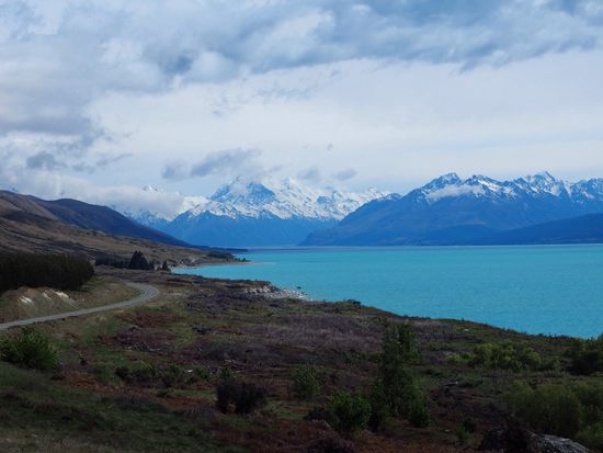 Fahrt entlang des Lake Pukaki mit wunderbarer Aussicht auf die Südalpen und Mt. Cook