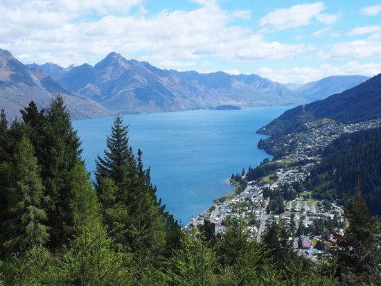 Blick auf Queenstown am schönen Lake Wakatipu