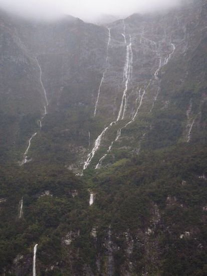 Wilde Wasserfälle stürzen ins Tal!