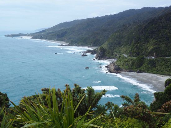 Traumhafte Westküste mit schwarzem Sand