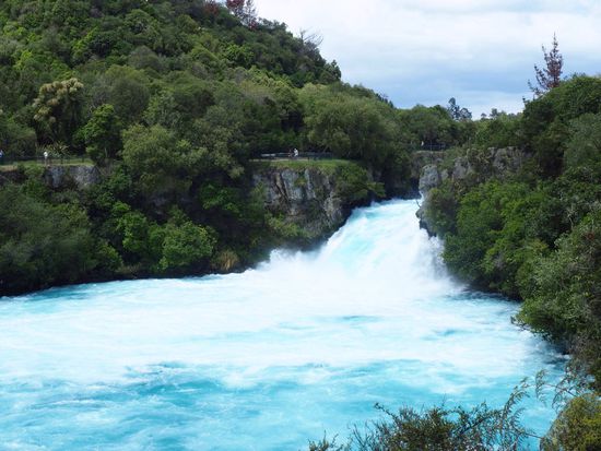 und stützt danach 10 Meter in die Tiefe