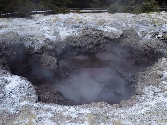 Rainbow Crater – Schwefelausblühungen auf den Kraterwände