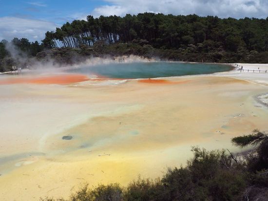 Champagner Pool – das mineralhaltige Wasser enthält Gold, Silber, Arsen, Quecksilber, Schwefel und Antimon