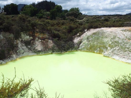 Devil’s Bath – je mehr Arsensulfide das Wasser enthält, desot grüner ist es