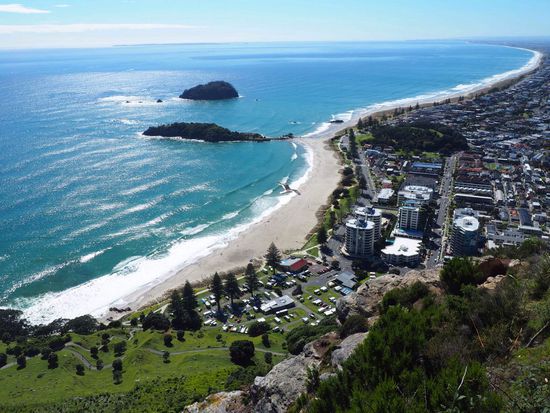 Blick vom Mt. Maunganui auf die kilometerlange Küste