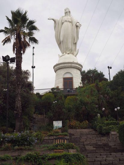 Cerro San Christobal in Bellavista - 22 m Höhe Statue der Jungfrau Maria