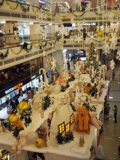 Shopping-Mall in Weihnachtsdekoration 