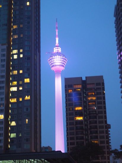 KL Tower bei Nacht...