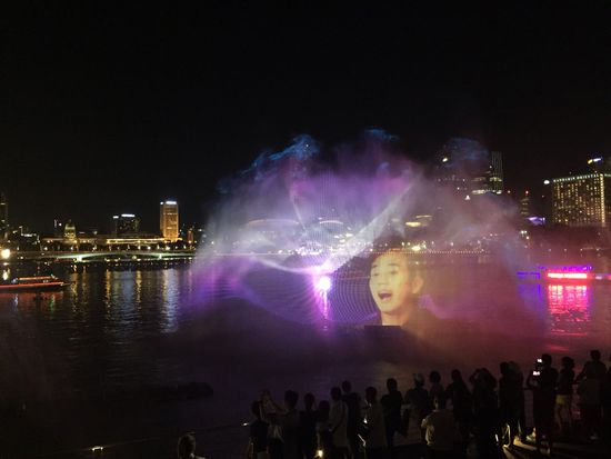 Unglaublich aufwendige Lasershow...