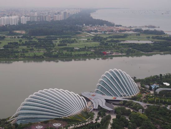 Die beiden riesigen Gewächshäuser „Flower-Dome“ und „Cloud-Dome“