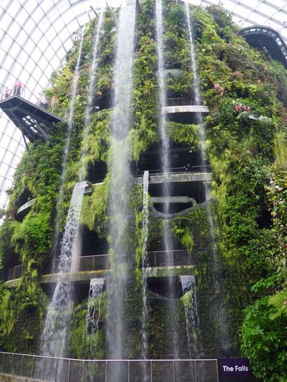 Riesiger Wasserfall im Gloud-Dome