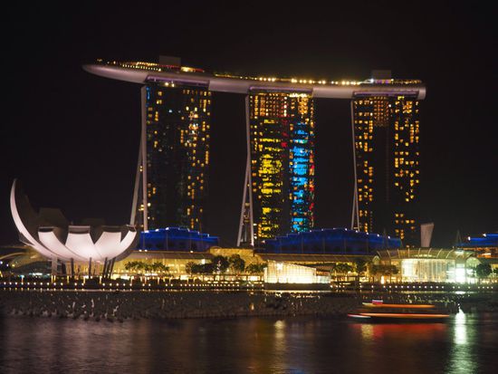 Das berühmte "Marina Bay Sands" by night