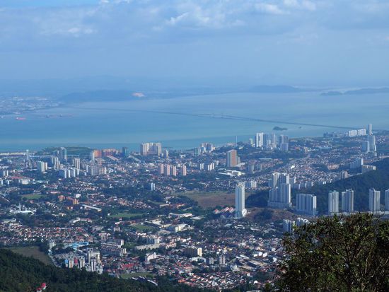 Blick auf Georgetown - im Hintergrund die längste Brücke Südostasiens
