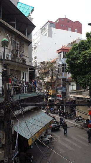 Blick aus unserem Hotelfenster - man beachte die Verkabelung 