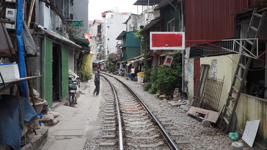 Der Zug fährt mitten durch die Stadt - die Bahngleise sind quasi bewohnt