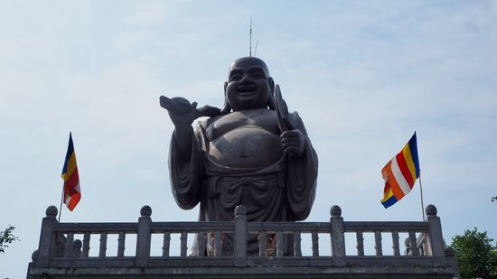 Meitreya Buddh Statue – 10 Meter hohe, 100 Tonnen schwere Buddha-Statue aus Bronze
