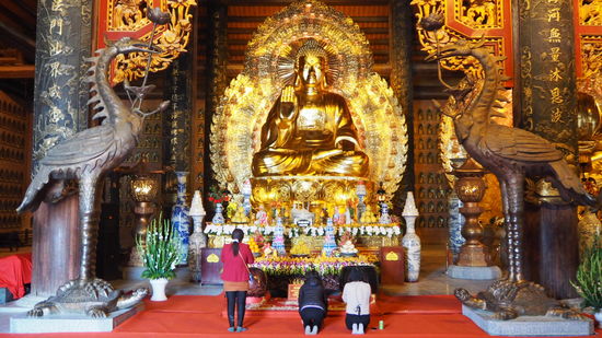 Tree Periodes Temple – mit 3 goldenen Buddha-Statuen und reichlich Opfergaben