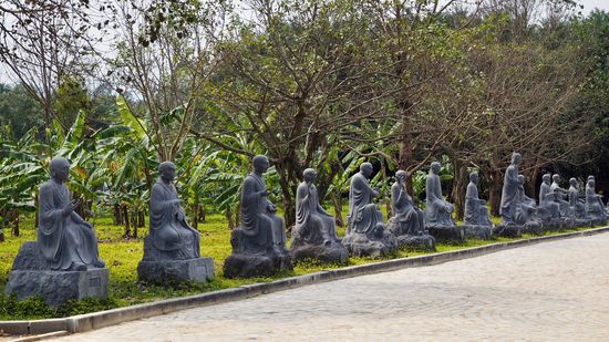 Längster arhats Koridor mit 500 Stein-arhats – Statuen erläuchteter Buddhisten