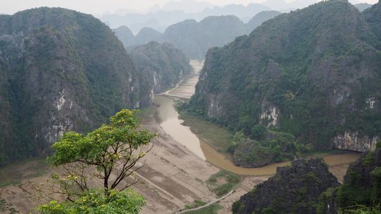 Blick auf die trockene Halong Bay
