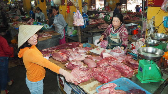 Lin beim Fleischeinkauf