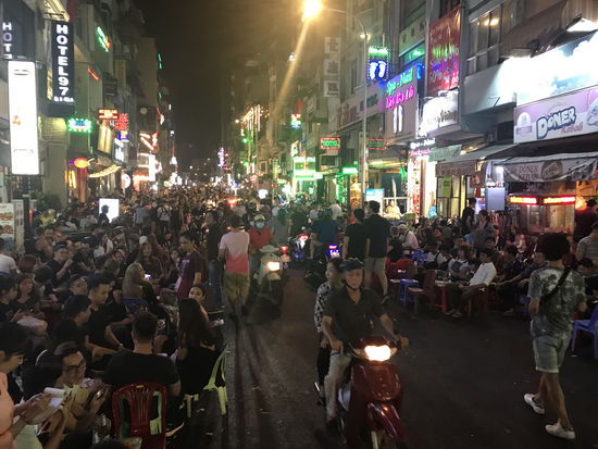 Wenn noch Sitzplätze benötigt werden, dann wird einfach noch eine Reihe Sesseln auf der Straße platziert - irgendwie gehts immer 