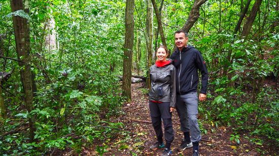 „Inside-Out“ ist hier die Devise... rot würde die Schimpansen aggressiv machen, also drehe ich die Jacke einfach um, wenn auch nicht so chic 