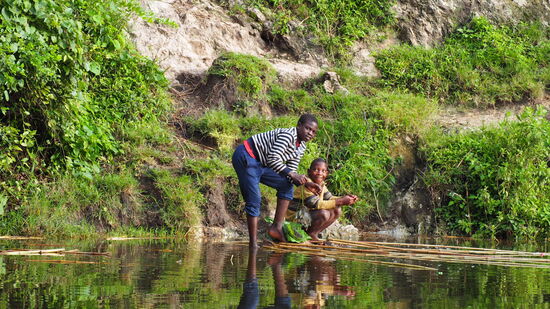 Jungs beim Fischen... leider nicht in der Schule