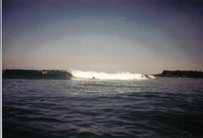 Surfer in den Wellen des "Südchinesischen Meeres"
