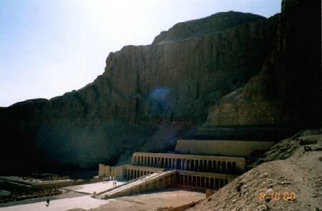 Der Hatschepsut-Tempel, rechts davon, auf der anderen Seite der Berge liegt das Tal der Könige.