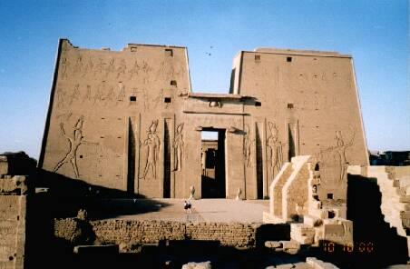 Vor dem Edfu-Tempel.