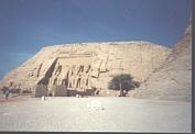 Abu Simbel - nur klein zu erkennen sind die eigentlich riesigen Statuen der Pharaonen.