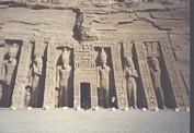 Vor dem Abu-Simbel-Tempel.