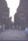 Mitten in Luxor: der Luxor-Tempel.