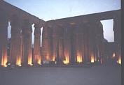 Die beleuchteten Säulen des Luxor-Tempels.