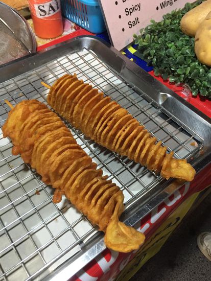 frittierte Kartoffeln am Spieß,