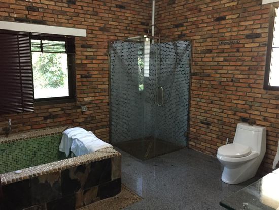 Die eine Hälfte des Bades (mit Whirlpool) ...