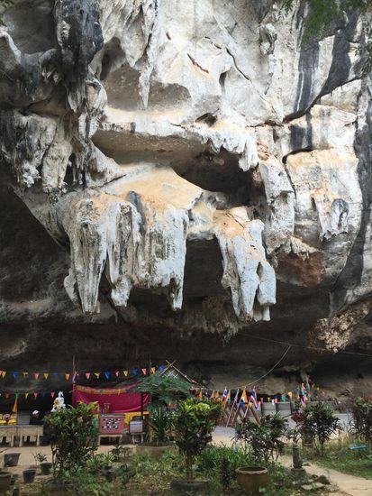 Basislager vor beeindruckender Kalkstein-Felsformation