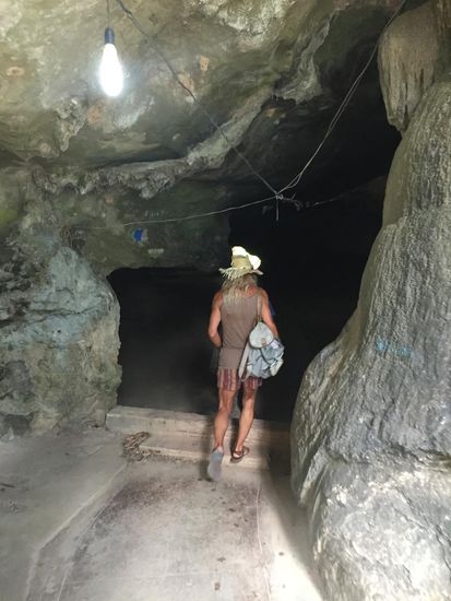 Durch eine Höhle ging es durch den Fels ...