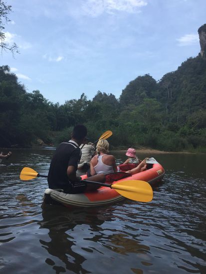 Gemütlich liessen wir uns den Fluss runter paddeln ...