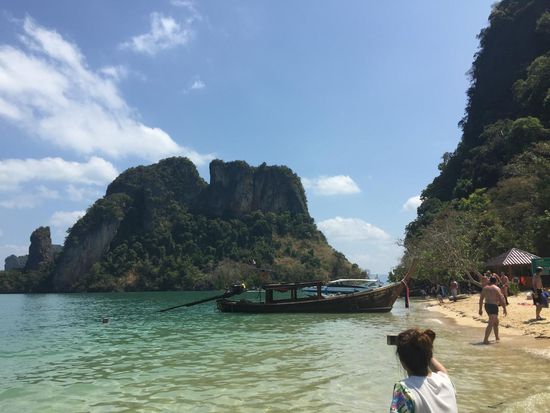 Nach etwa einer Stunde Fahrt durch die Bucht von Krabi 
erreichten wir den ersten Schrochel-Stopp