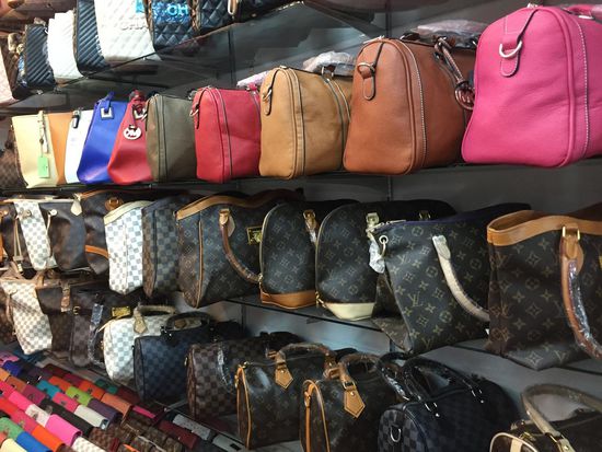 Gucci, Prada, BVLGARI, ...