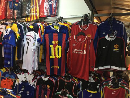 ... und natürlich Fussballtrickots.