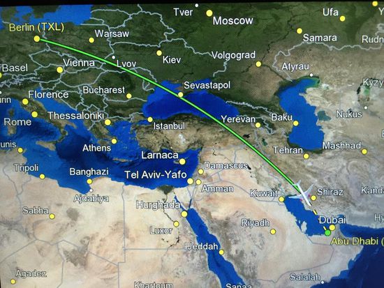 Etwa 6 Stunden von Berlin nach Abu Dhabi, wo wir im Landeanflug wegen des hohen Verkehrsaufkommens am Morgen noch etwas kreisen mussten.