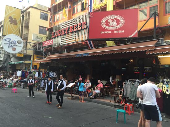 Schneider, die erklärtermaßen "saubillig" 
Anzüge, Mäntel oder Kleider anboten.