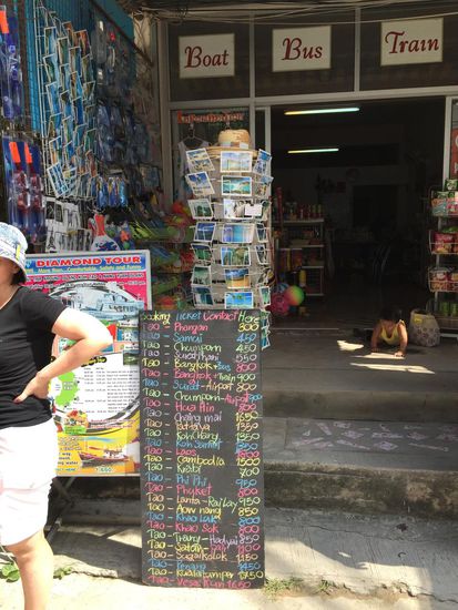 Auch jede Menge Reisebüros bieten Transfers 
in alle möglichen Himmelsrichtungen an ...