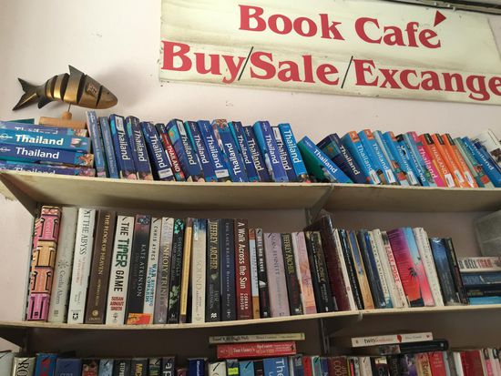 Buchhandlungen bieten meist gebrauchte Bücher an. Oben biegt sich
das Regalbrett fast vor "Lonely Planets" 