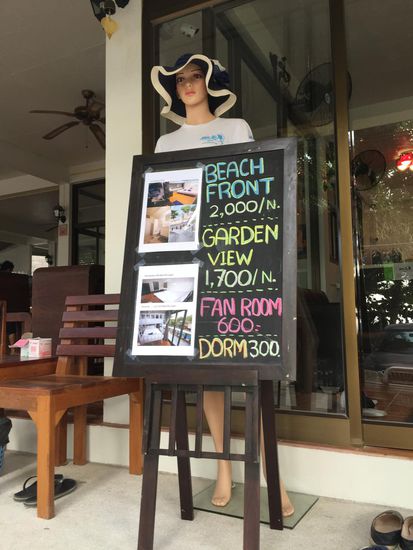 Ein Bett im Dorm = Schlafsaal gibts hier für 8 EUR. 
Unterkünfte für Taucher sind noch billiger ...